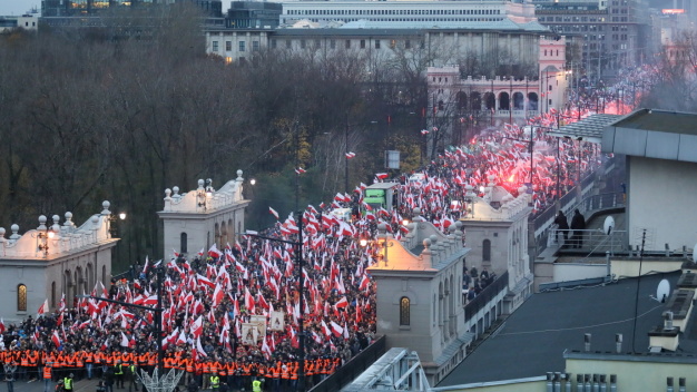 Marsz narodowców idzie przez Warszawę